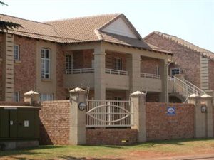 2 Bed Apartment in Die Hoewes
