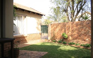 2 Bedroom Townhouse in Rooihuiskraal North