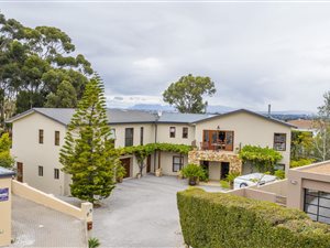 6 Bed House in Baronetcy Estate