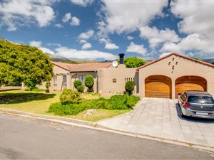 4 Bed House in Kirstenhof