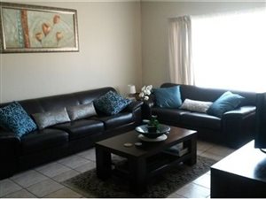 2 Bed Apartment in Die Hoewes