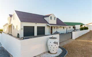 4 Bedroom House in Grotto Bay