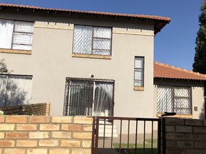 3 Bed Duplex in Heuwelsig Estate