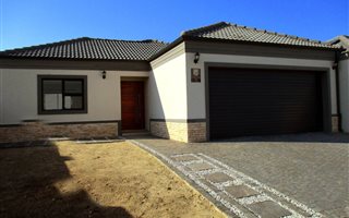 3 Bedroom House in Fairview Golf Estate