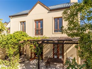 3 Bed Townhouse in Devonvale Golf & Wine Estate