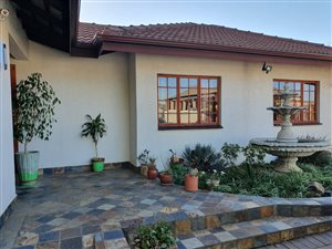 8 Bed House in Glen Marais