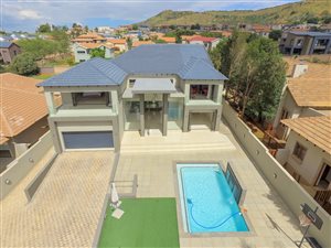 5 Bed House in Pinehaven