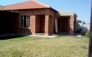 3 Bedroom House in Geelhoutpark