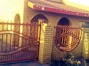 2 Bed House in Naledi