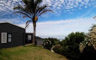 4 Bedroom House in Keurboomstrand
