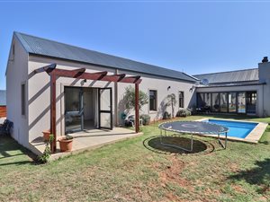 3 Bed House in Kelderhof Country Village