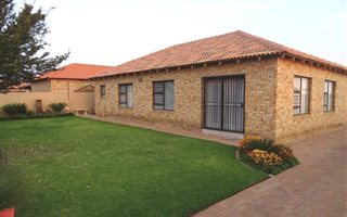 3 Bedroom Townhouse in Grimbeek Park