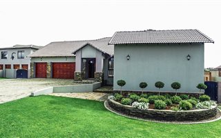 4 Bedroom House in Woodland Hills