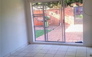 1 Bedroom Garden Cottage in Sinoville