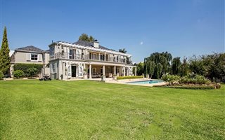 6 Bedroom House in Blue Hills