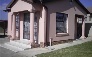 2 Bedroom House in Heuwelsig Estate