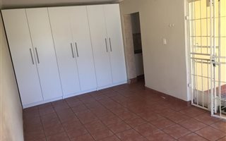 Bachelor apartment in Robertsham