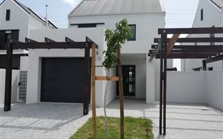 3 Bedroom House in Somerset West Central