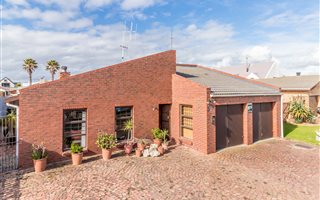 4 Bedroom House in Melkbosstrand