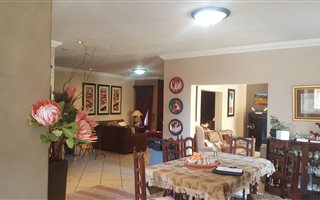 3 Bedroom House in Olympus AH