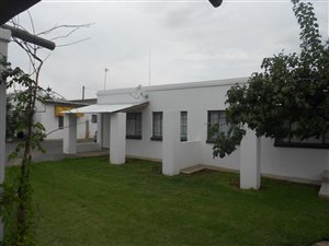 11 Bed Flat in Parys