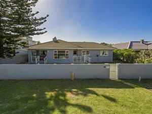 4 Bed House in Schoenmakerskop