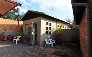 1 Bedroom Garden Cottage in Robindale