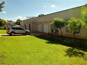 3 Bed Apartment in Kameeldrift East