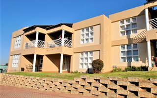 2 Bedroom Apartment in Mondeor