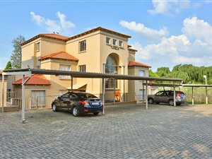 2 Bed Apartment in Weltevreden Park
