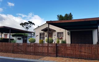2 Bedroom Cluster in Somerset West Central