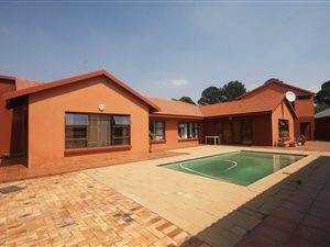 7 Bed House in Larrendale