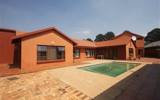 7 Bedroom House in Larrendale