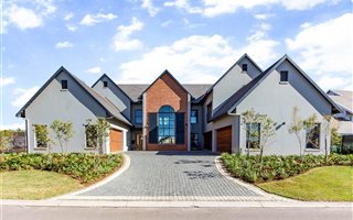 5 Bedroom House in Cotswold Downs Estate