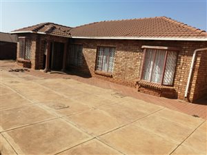 4 Bed House in Akasia
