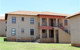 3 Bedroom Apartment in Grobler Park