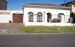 3 Bedroom House in Grassy Park