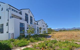 2 Bedroom Townhouse in Somerset West Central