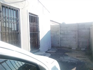 6 Bed House in Crossroads