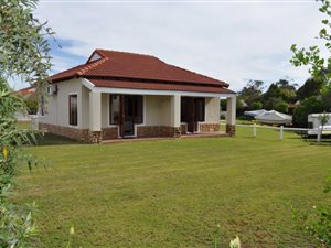 2 Bed Apartment in Keurboomstrand