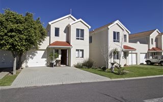 2 Bedroom Apartment in Somerset West Central