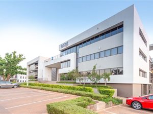 300 m² Office Space in Die Hoewes