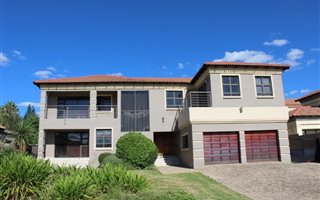5 Bedroom House in Blue Valley Golf Estate