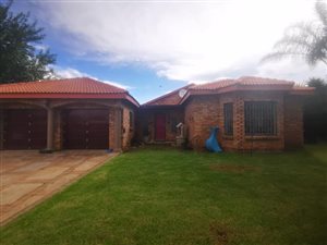3 Bed House in Heuweloord