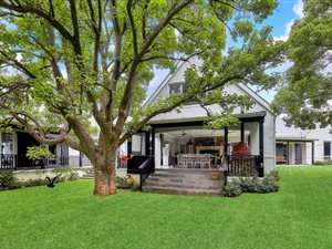 6 Bed House in Birdhaven