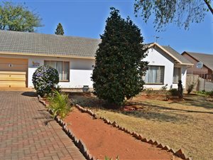 3 Bedroom House in Dan Pienaarville