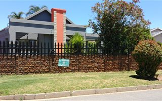3 Bedroom House in Robertsham