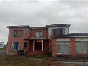 6 Bed House in Pelikan Heights