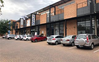 320 m² Commercial space in Fourways