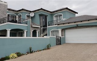4 Bedroom House in Blue Valley Golf Estate